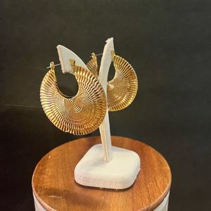 Gold tone 80’s retro earrings.